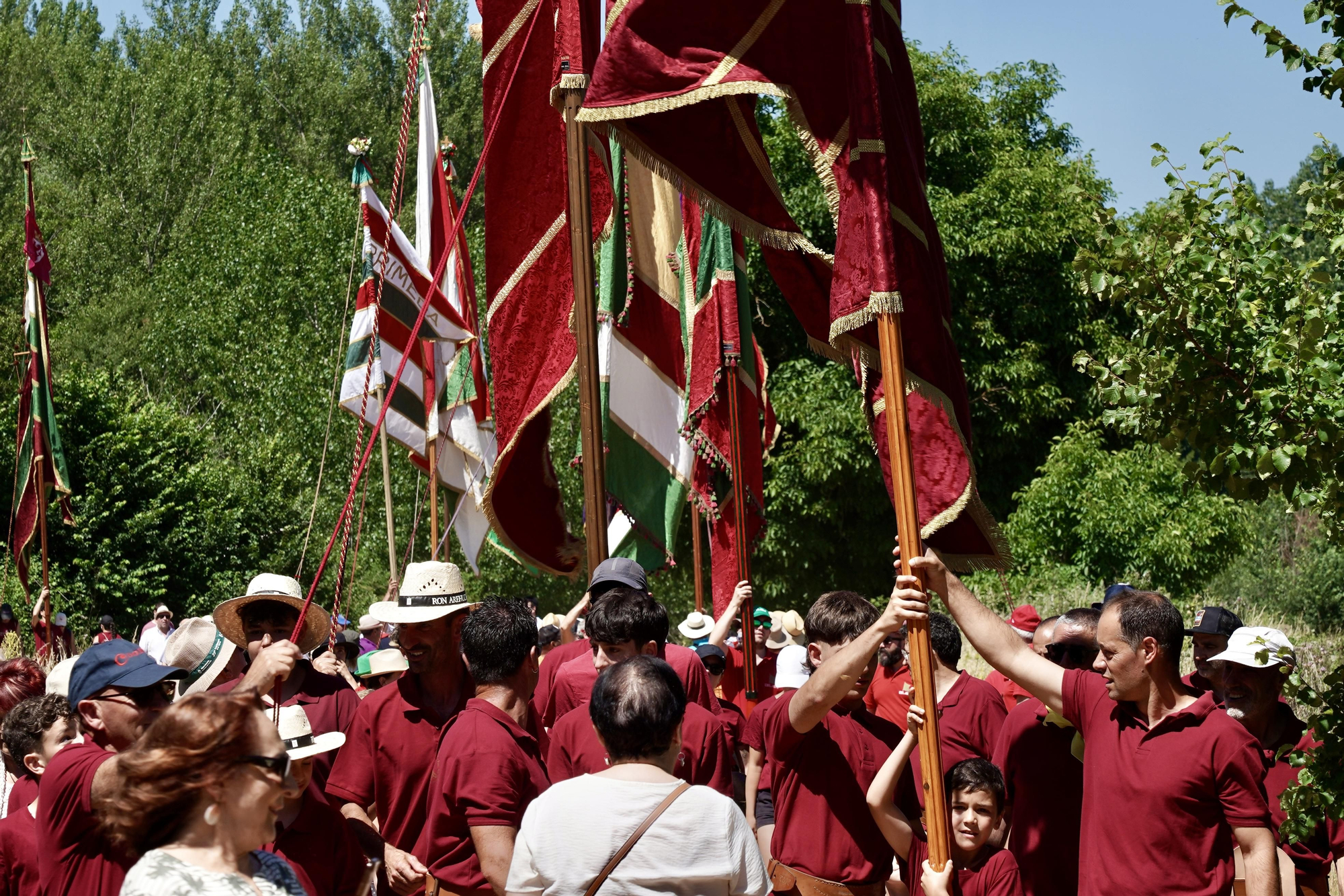 Orgullo de pendones en Oteruelo de la Valduerna para airear la seña de identidad leonesa