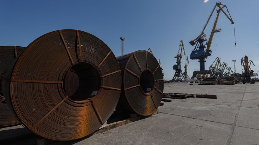 El puerto de Mariúpol en una fotografía del pasado 29 de abril. EFE/EPA/SERGEI ILNITSKY