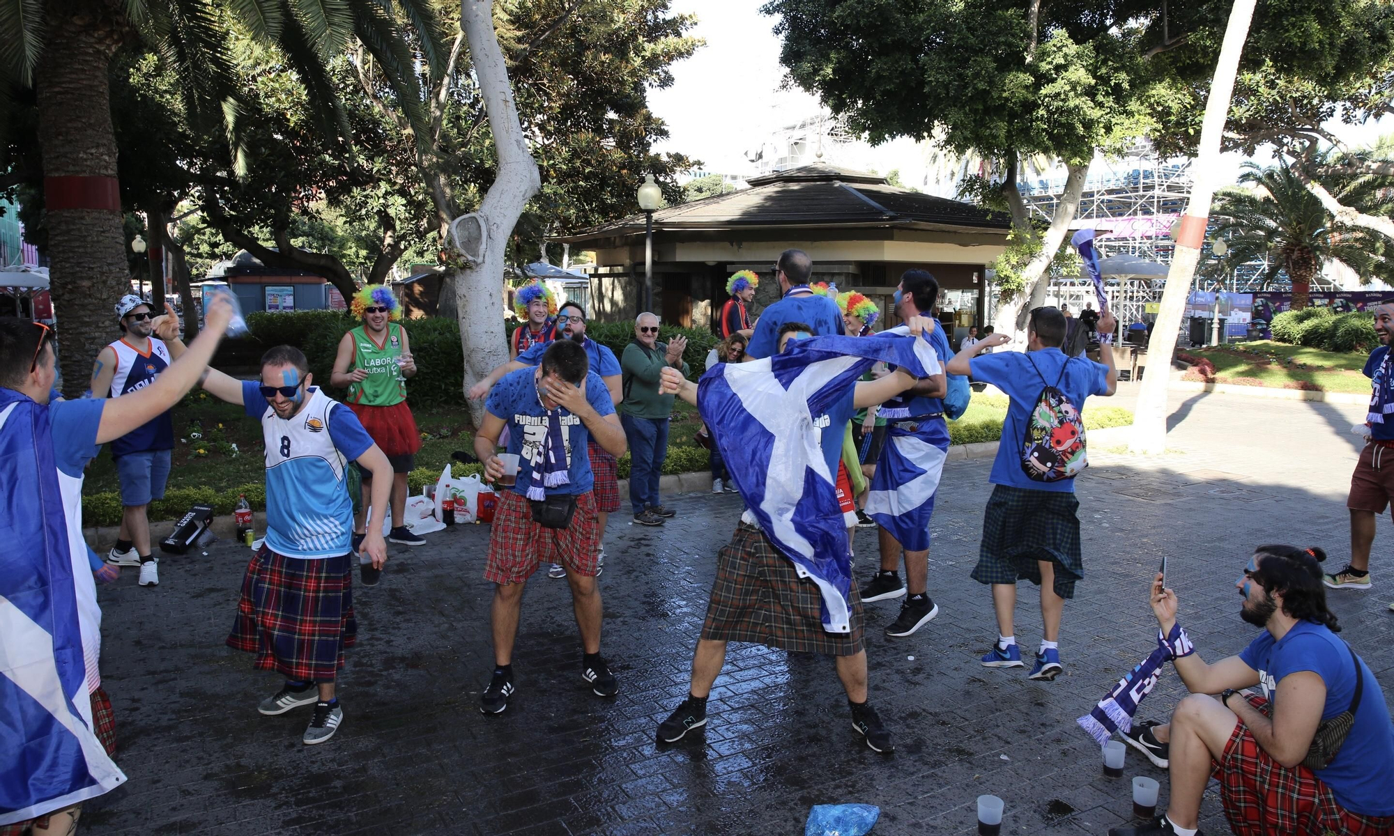 Aficionados en los alrededores del Parque Santa Catalina. (Alejandro Ramos).