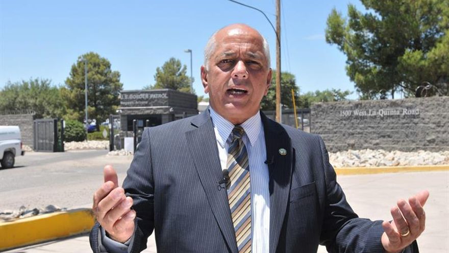 Ciudad de EE.UU. exige retirar alambre de púas de valla fronteriza con México