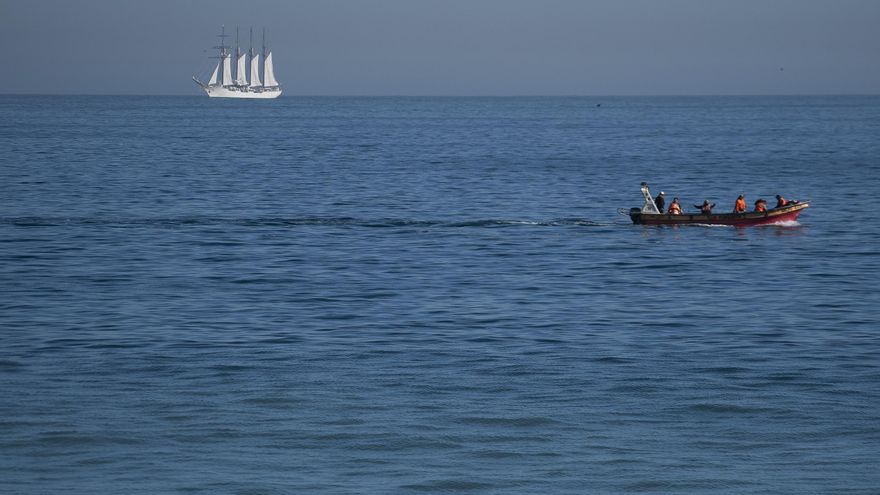 Buque escuela Juan Sebastián Elcano asoma en Valparaíso a la espera de entrar en puerto
