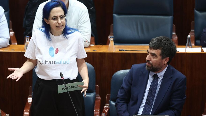La diputada de Más Madrid, Marta Carmona (i), durante una sesión plenaria en la Asamblea de Madrid, a 7 de mayo de 2026, en Madrid (España). La Asamblea de Madrid celebra este jueves un pleno sin la presidenta de la Comunidad de Madrid, Isabel Díaz Ayuso, que se encuentra en México en un viaje institucional que ha sido fuertemente criticado por la oposición (Más Madrid, PSOE y Vox). Eduardo Parra / Europa Press