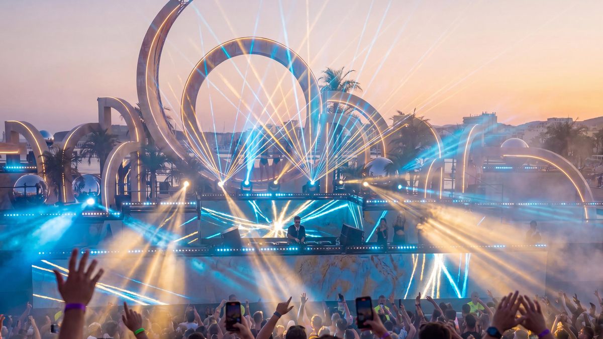 El eclipse solar impulsa una macrofiesta privada en una playa de Ibiza en plena nidificación de aves protegidas