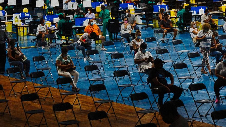 Varias personas durante una jornada de vacunación contra la COVID en Tenerife el pasado julio