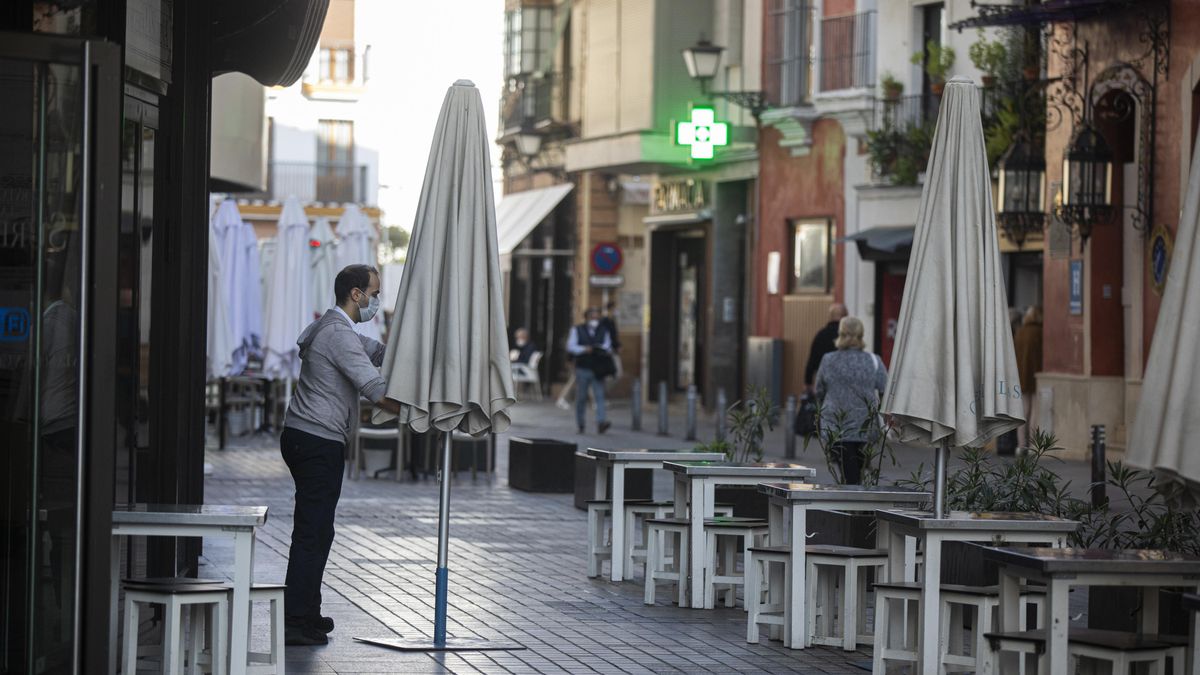 El Defensor no se fía del Ayuntamiento de Sevilla y le pide "datos fehacientes" de que se cobran las multas a los veladores