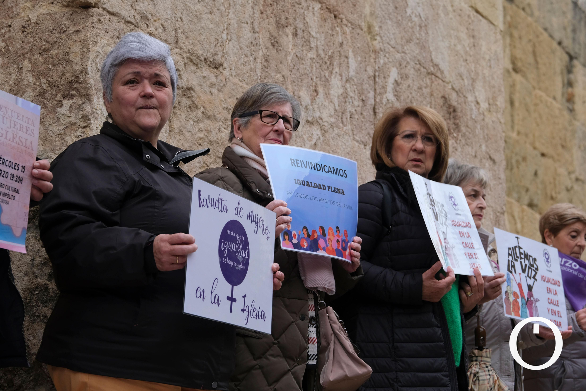 Concentración Revuelta de Mujeres en la Iglesia