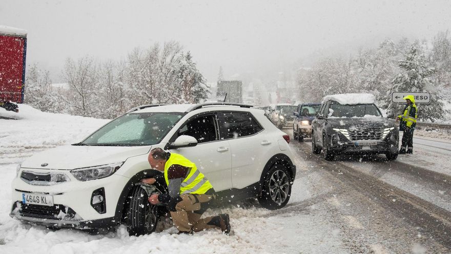 La nieve complica el tráfico en vías del Pirineo y también en Monrepós.