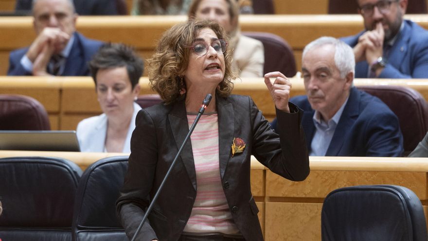 La vicepresidenta primera y ministra de Hacienda, María Jesús Montero, durante una sesión de control al Gobierno en el Senado, a 27 de mayo de 2025, en Madrid (España).