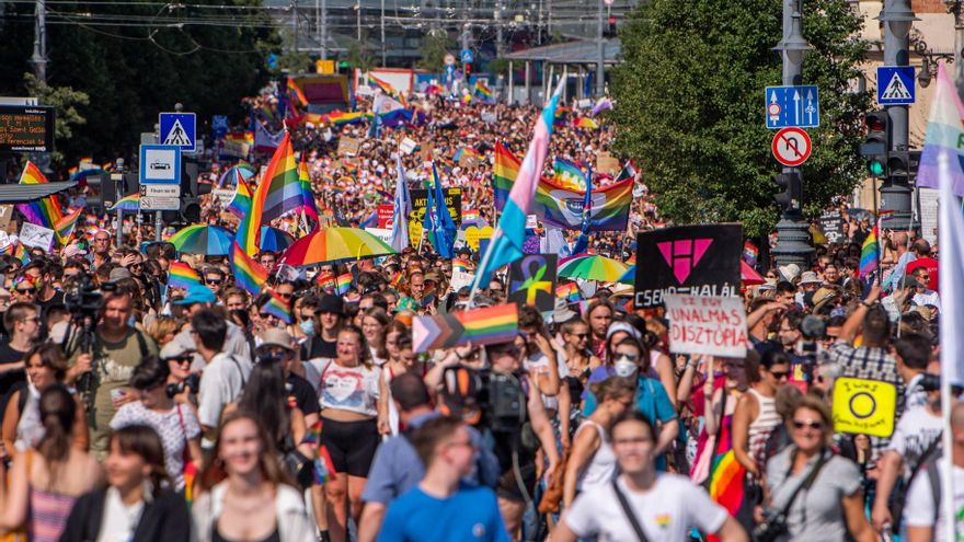 Asistentes a la marcha del Orgullo LGTBI de Budapest