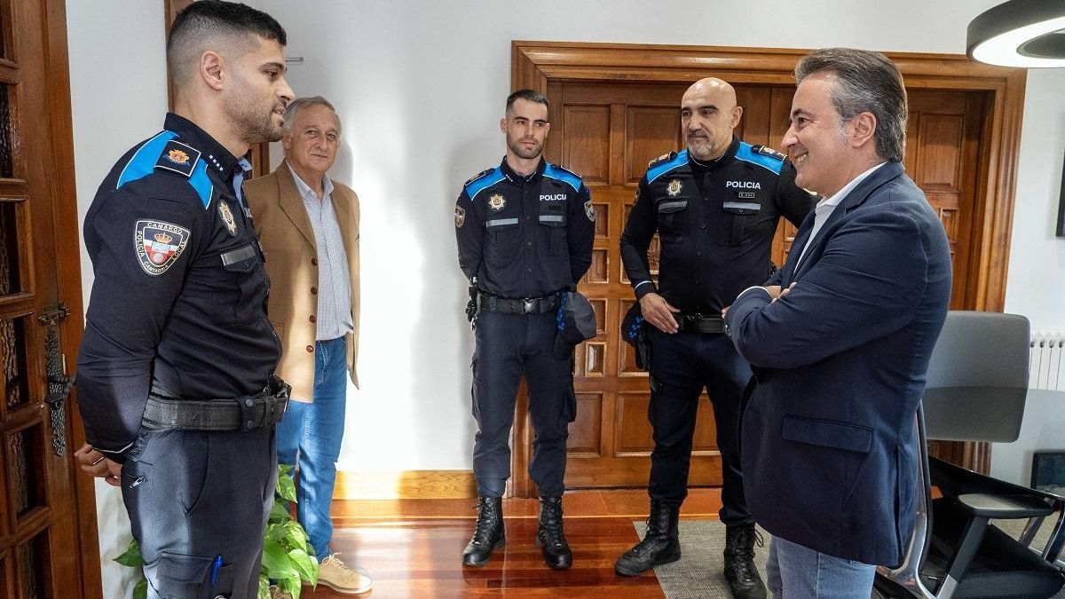 Dos nuevos policías locales de Camargo toman posesión