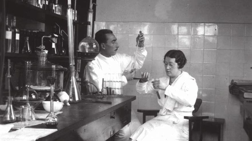 Isabel Torres Salas en el laboratorio del Servicio de Química del hospital "Casa de Salud Valdecilla" de Santander, donde realizó su investigación doctoral, ca. 1930. Fondo Isabel Torres, Biblioteca de la Universidad de Cantabria.
