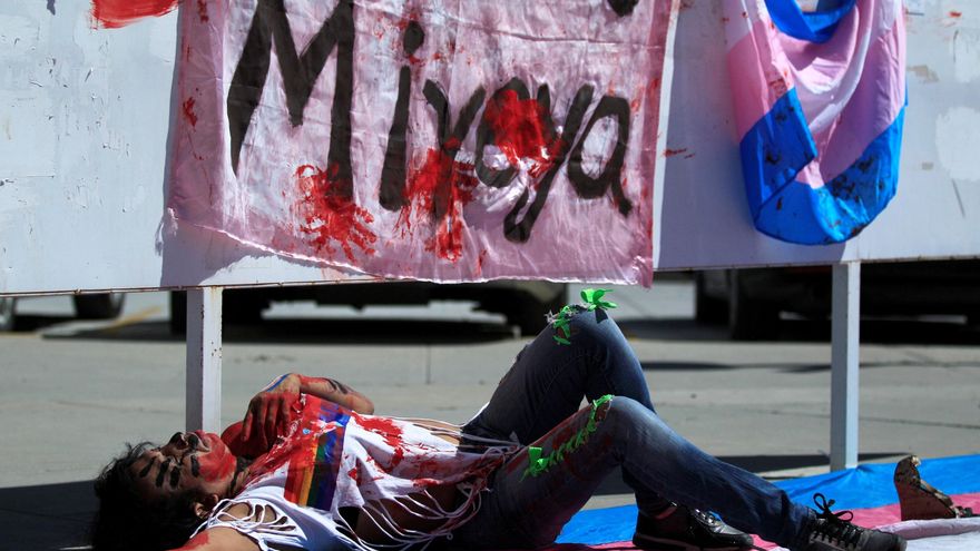 Activistas LGBT cortan calles de la capital mexicana por recientes asesinatos