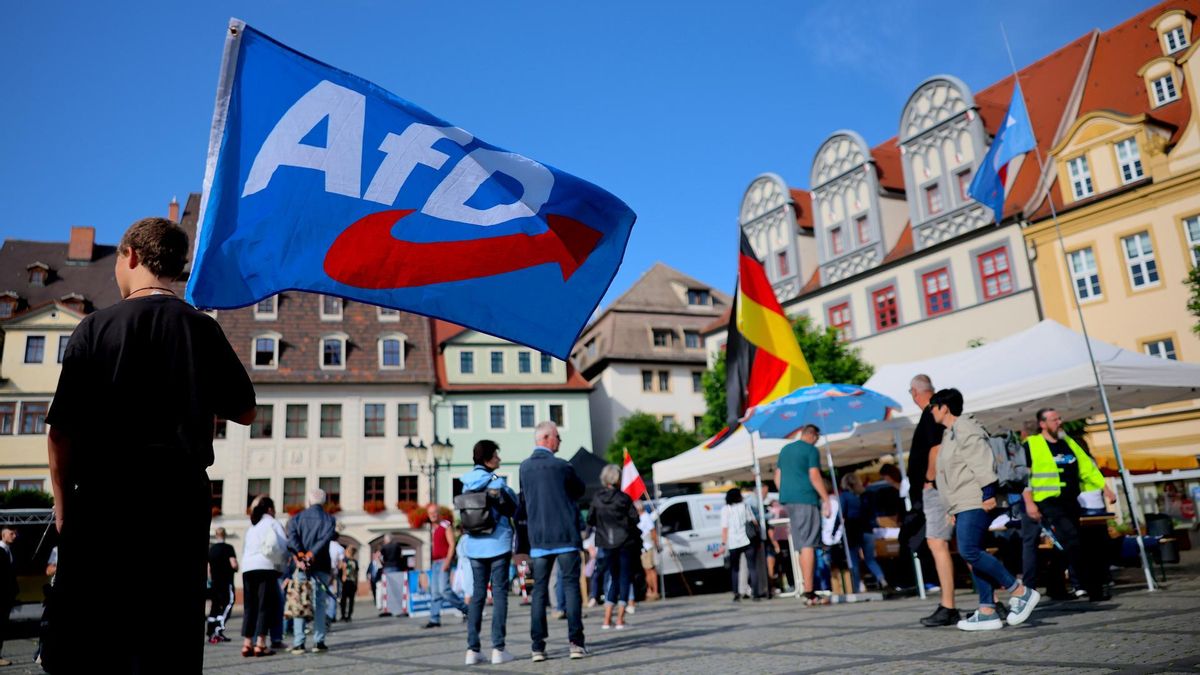 Seguidores de AfD antes de un acto político del partido en Sajonia-Anhalt.