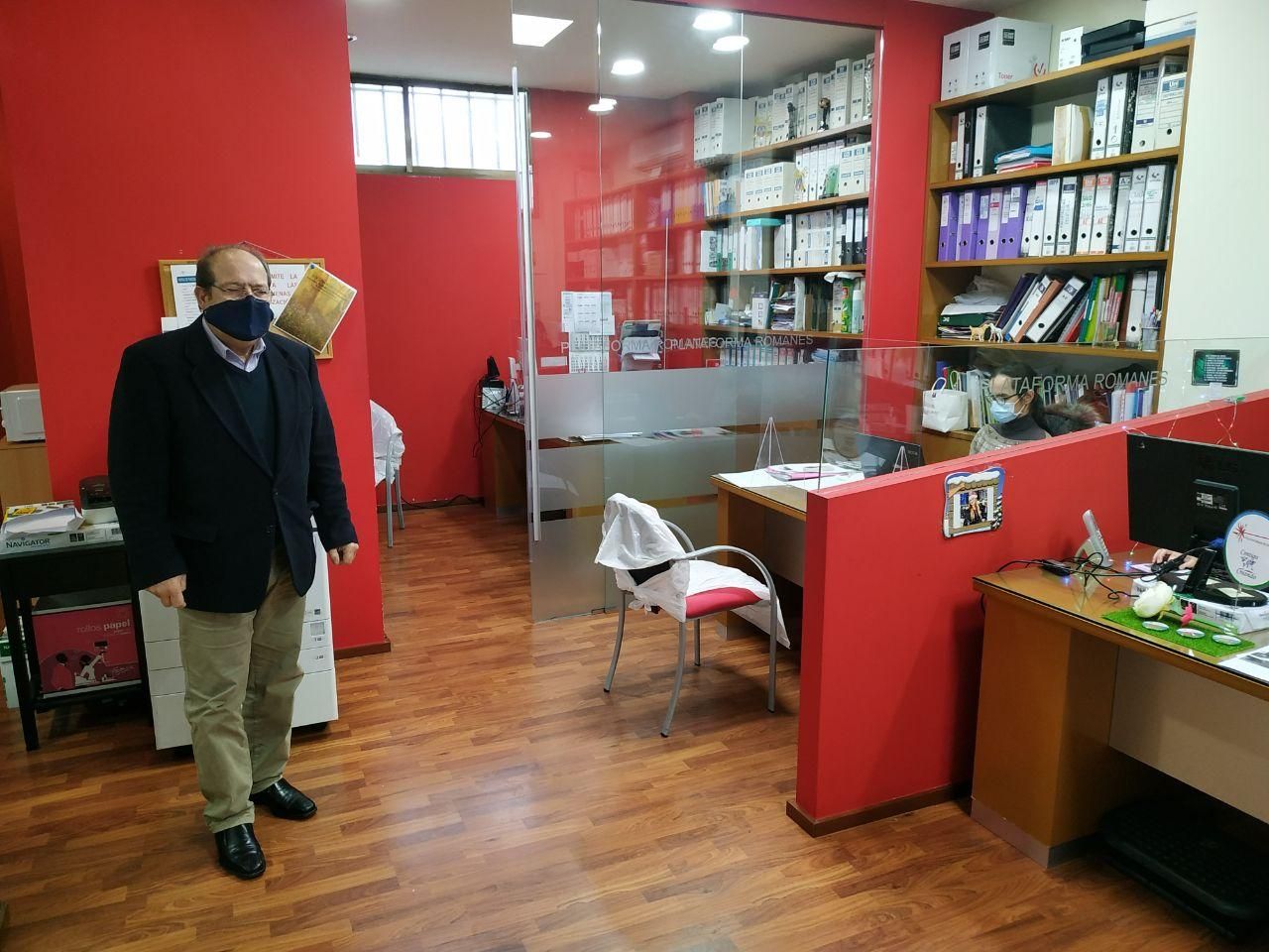 Alfredo Vargas, en el local de la Plataforma Romanés, en Cazoña.