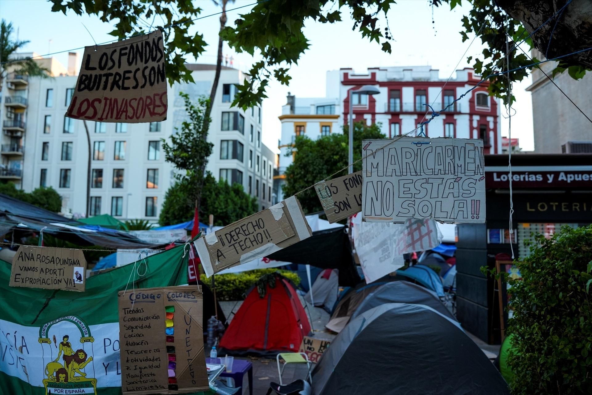 Tiendas de campaña concentradas en la plaza de la Encarnación, bajo las Setas, en el centro de Sevilla como protesta ante la crisis de vivienda.