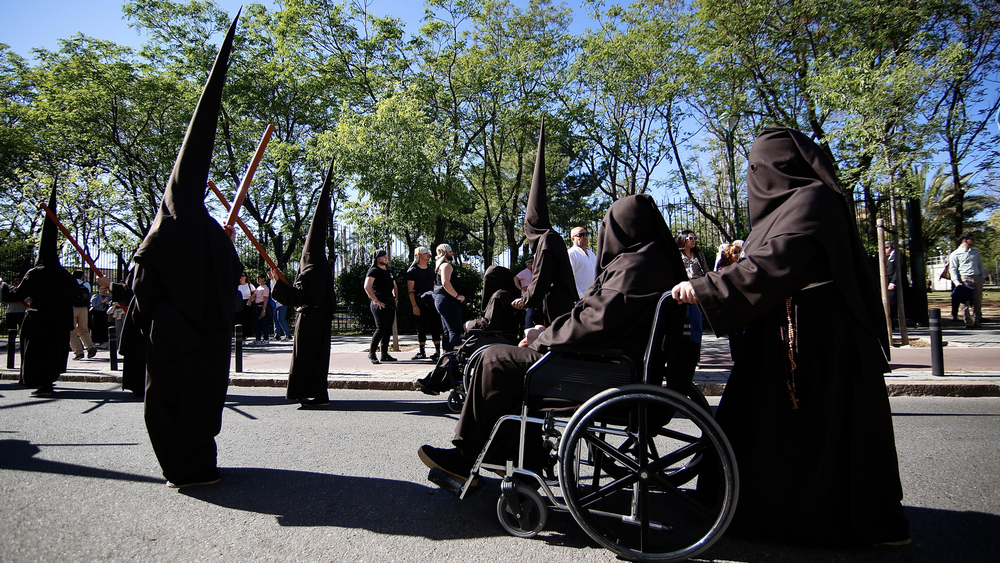 La procesión de la Hermandad de la Soledad, en imágenes