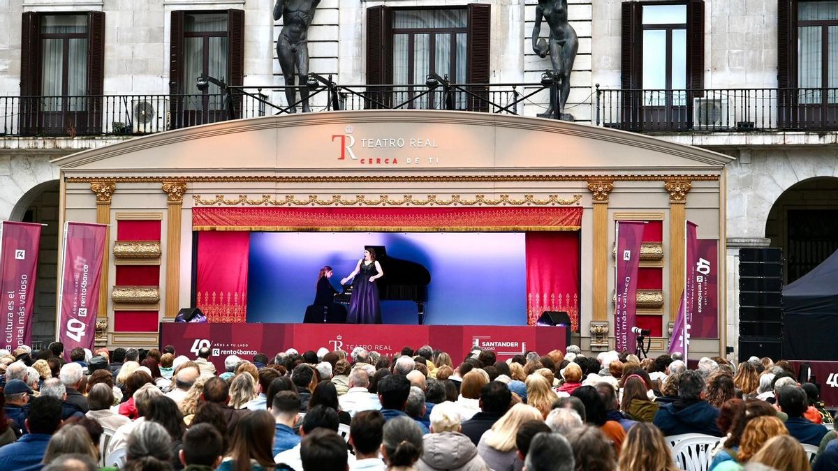 Lleno en La Porticada para presenciar el concierto lírico de la Carroza del Teatro Real