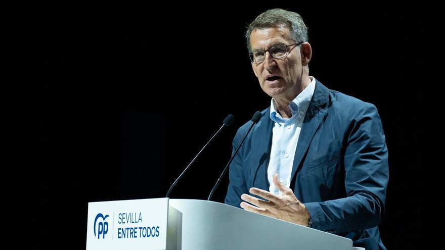 El presidente del PP, Alberto Núñez Feijóo, este sábado en un acto electoral en Sevilla, para apoyar al candidato en la capital andaluza, José Luis Sanz.