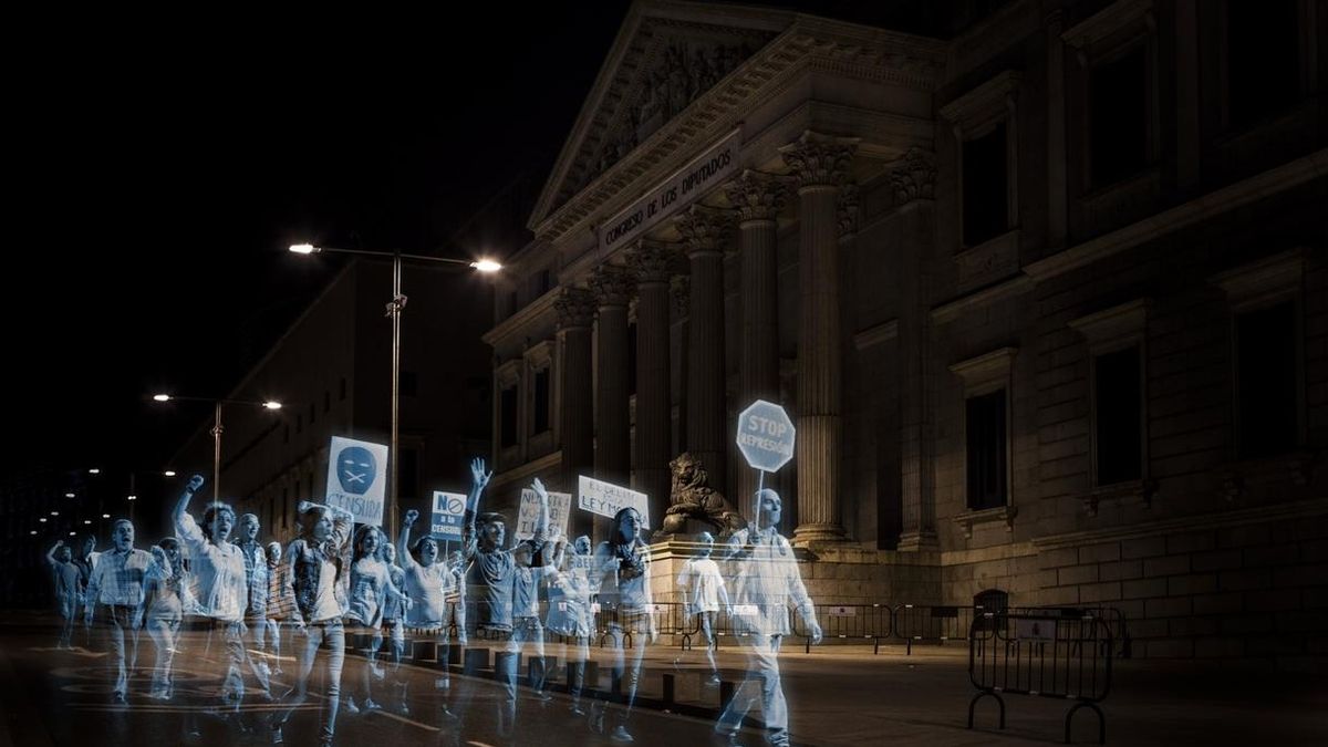 Miles de hologramas 'protestan' frente al Congreso de los Diputados contra la "represiva" 'Ley Mordaza'