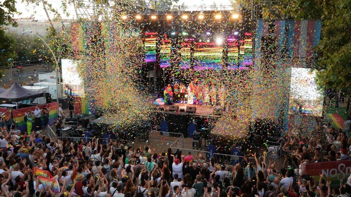Vista del escenario para la lectura del pregón del Orgullo 2026 en Sevilla.