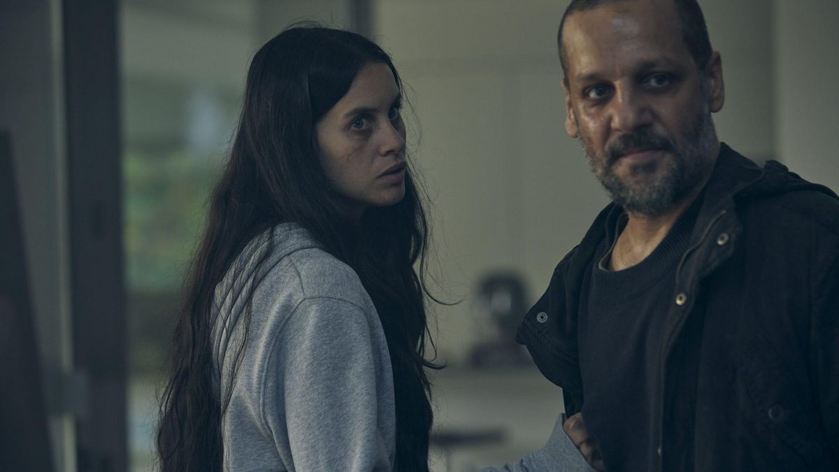 Milena Smit y Rodrigo de la Serna en 'Los Sin nombre'