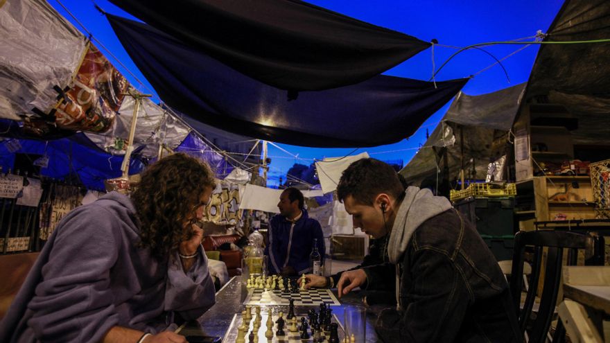 03/06/2011. Varias personas jugando al ajedrez en la acampada de la Puerta del Sol.