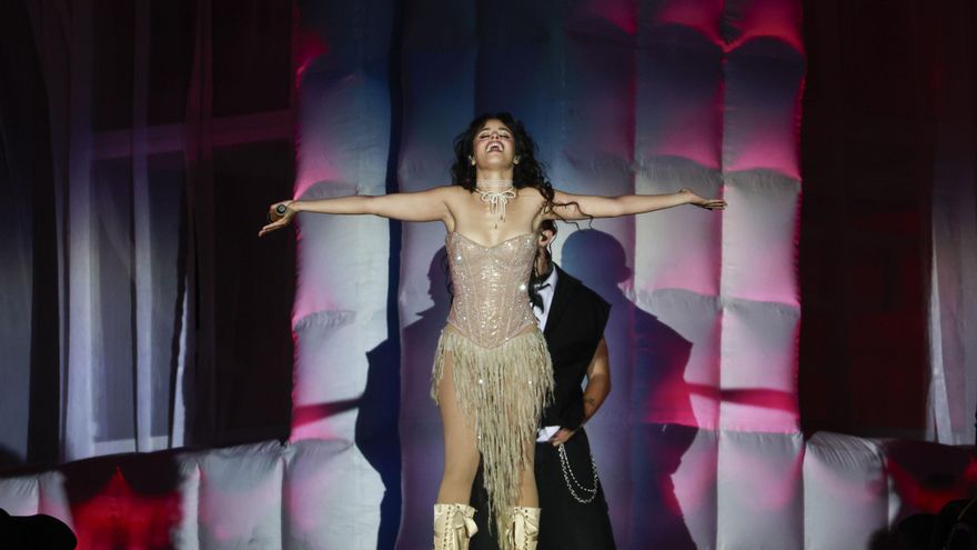 Camila Cabello exhibe sensualidad y calienta la fría noche de São Paulo en The Town 2025