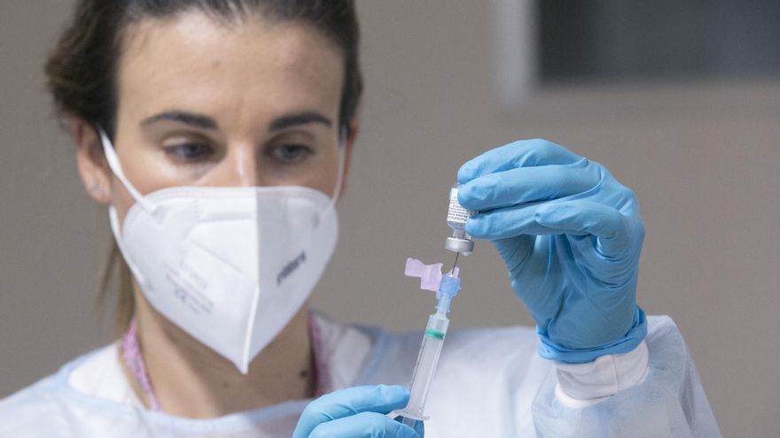 Archivo - Una enfermera de Atención Primaria prepara la segunda dosis de la vacuna contra el coronavirus