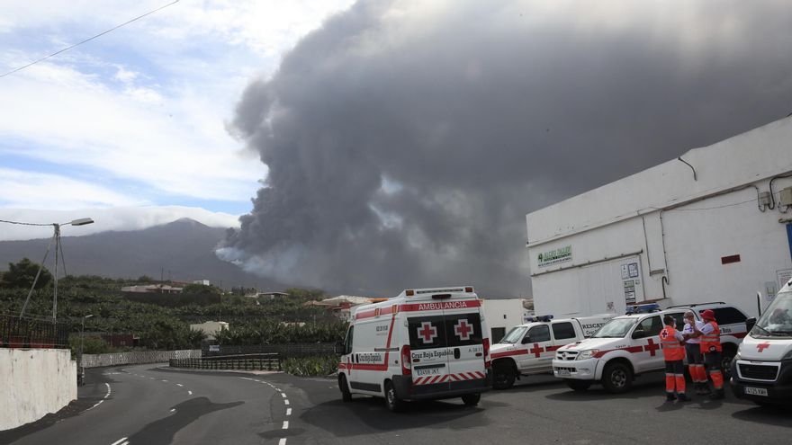Servicios de emergencias desplegados a las faldas del volcán. (ALEJANDRO RAMOS)