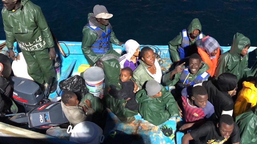 Un grupo de personas rescatadas de una patera al sur de Canarias