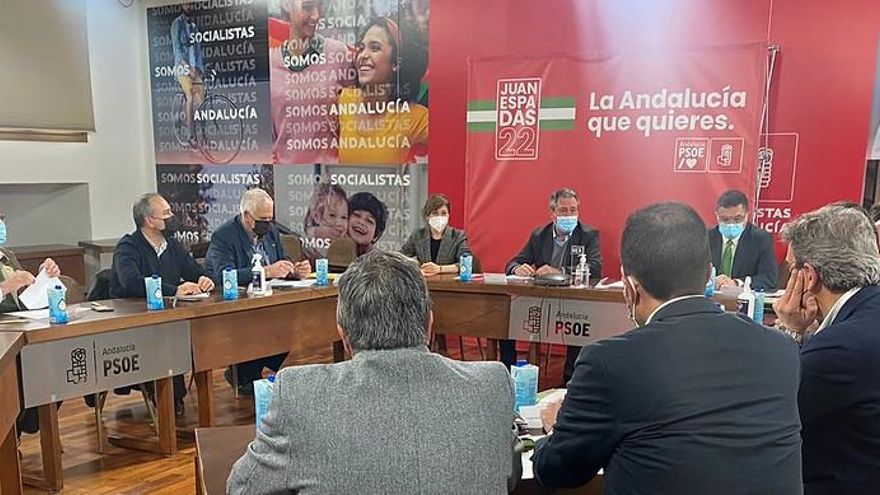 Juan Espadas, líder del PSOE andaluz, reunido con los máximos representantes de organizaciones agrarias y de la caza.