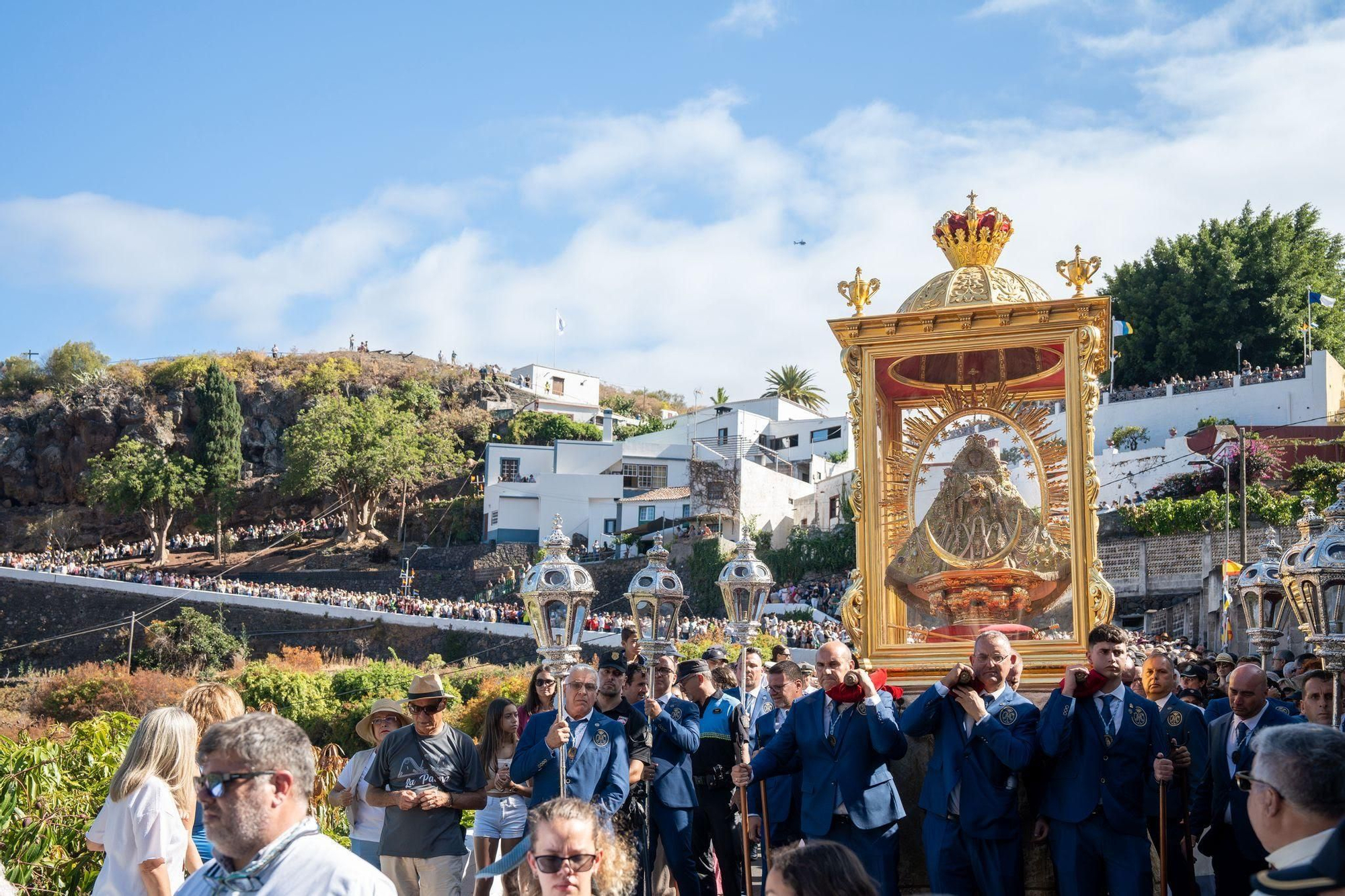 Miles de personas acompañan a la Virgen de las Nieves hasta la iglesia de La Encarnación.