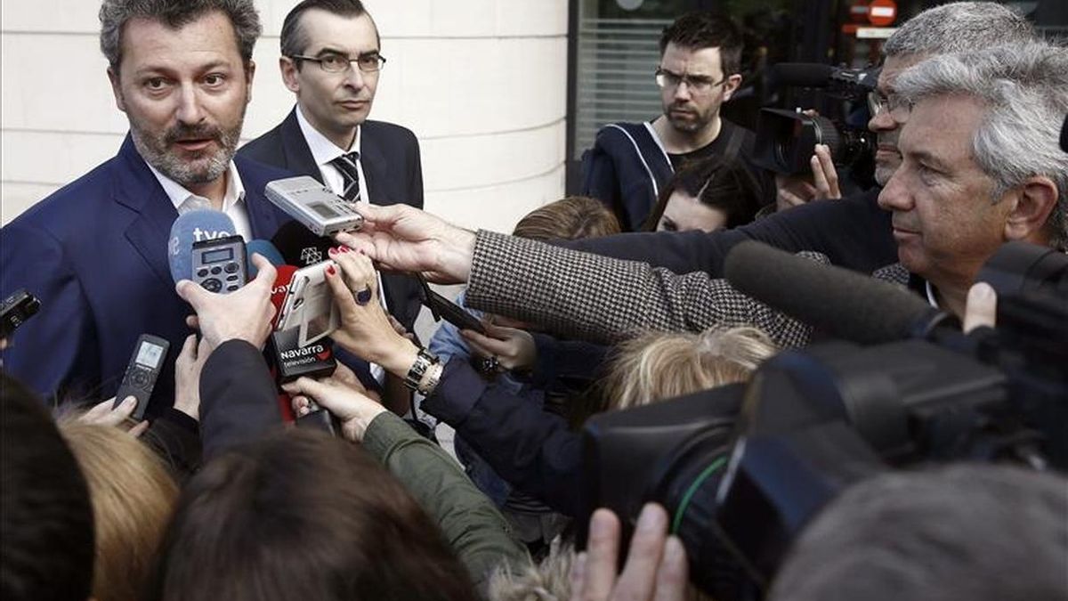 Cervera, a la izquierda, tras comparecer en el Juzgado.