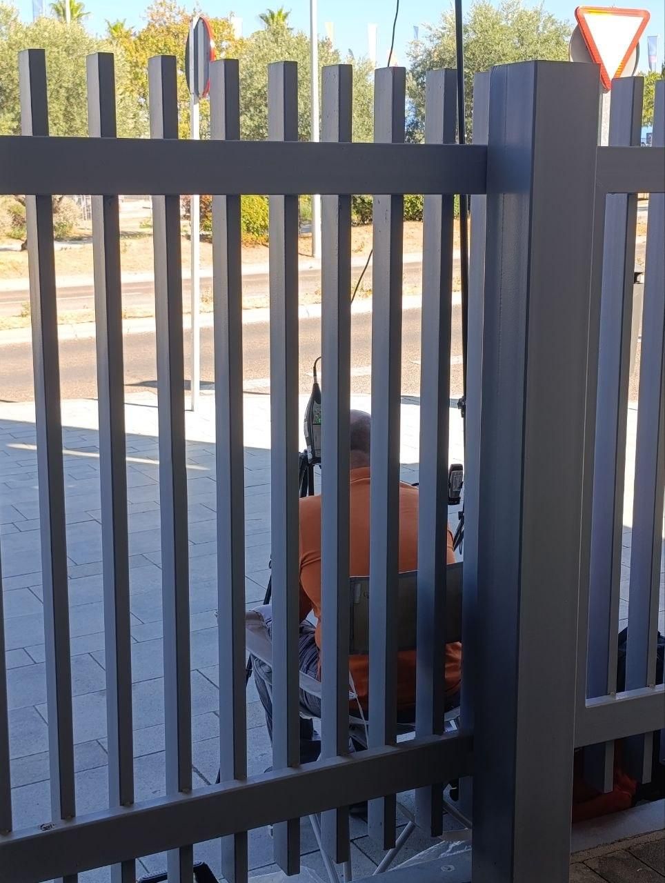 Un hombre mide los decibelios durante los segundos entrenamientos libres de Fórmula 1 junto a uno de los bloques más cercanos.