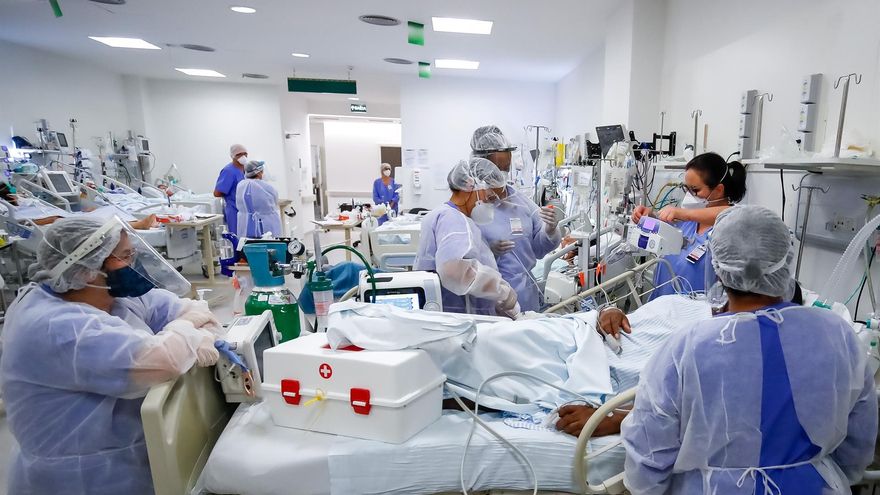 Personal médico en la Unidad de Cuidados Intensivos  del hospital de Clínicas, en Porto Alegre (Brasil).