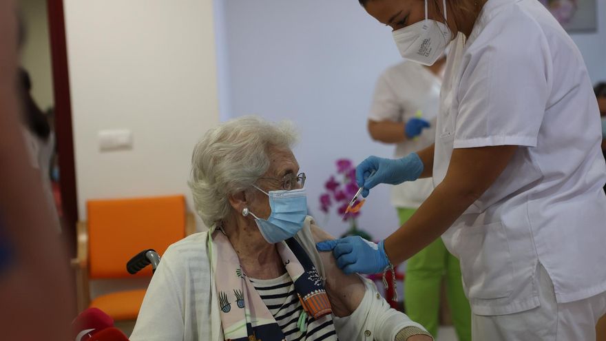 Miembros del Servicio Extremeño de Salud (SES) ayer en el inicio de la campaña para inocular la tercera dosis de la vacuna anticovid a los residentes de la residencia de Mayores Nuestra Señora de Perales De Arroyo de San Serán en Badajoz
