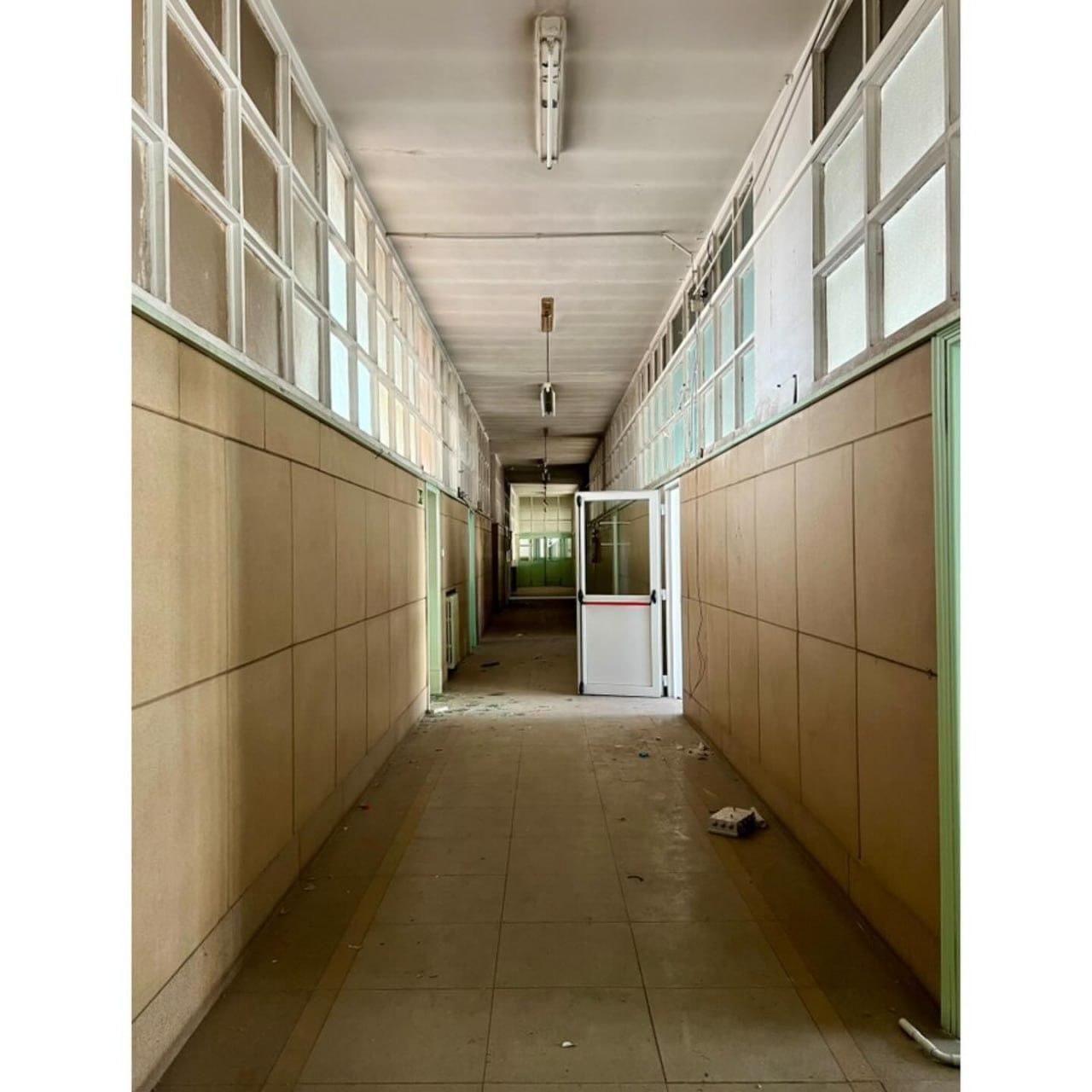 Pasillo deteriorado del interior de la fábrica de Sniace en Torrelavega.