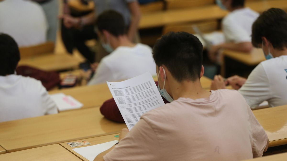 Archivo - Estudiantes en la Facultad de Ciencias Económicas y Empresariales realizan un examen el día del comienzo de los exámenes de selectividad 2021, a 7 de junio de 2021, en el Campus de Somosaguas de la Universidad Complutense de Madrid, Pozuelo de A