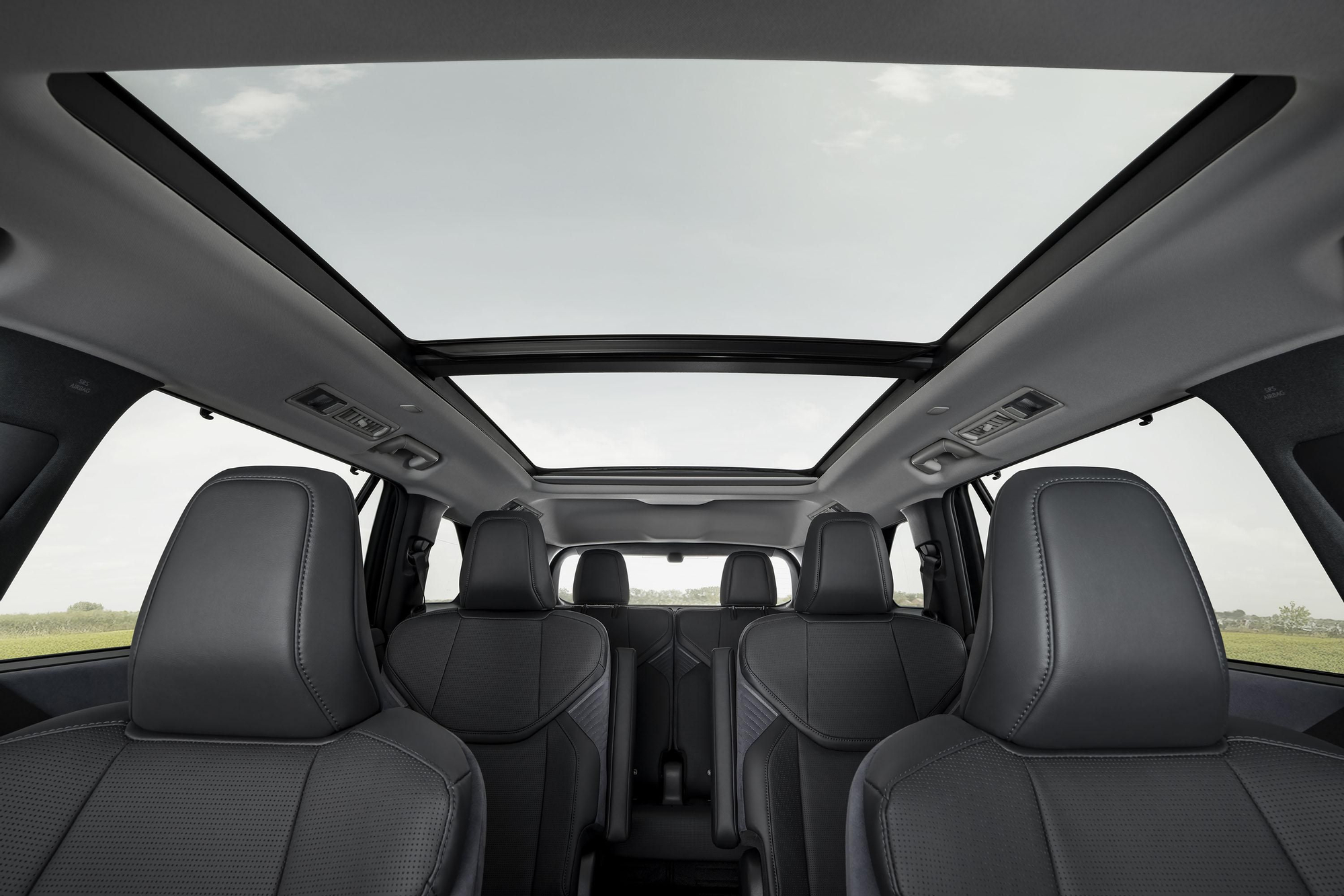 Vista de las seis plazas del coche y su techo panorámico.