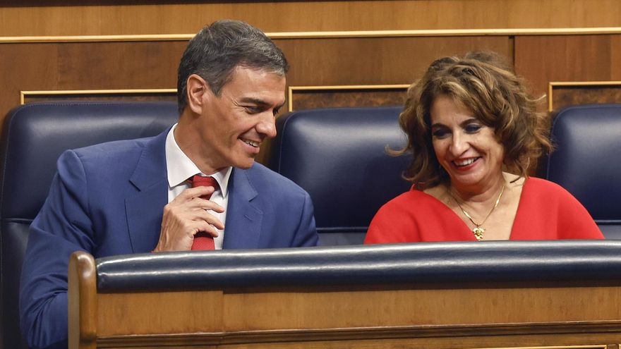 El presidente del Gobierno, Pedro Sánchez y la vicepresidenta primera, María Jesús Montero, durante el pleno celebrado este miércoles por el Congreso de los Diputados, en Madrid.