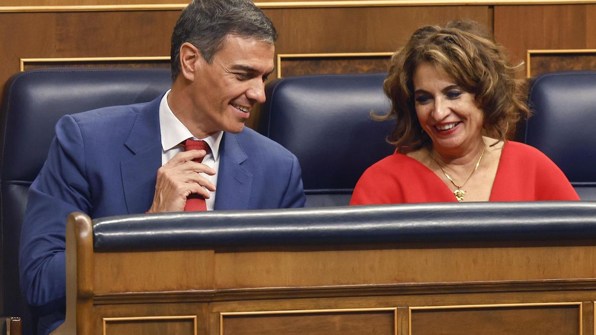 Pedro Sánchez y María Jesús Montero, este miércoles, en el Congreso.