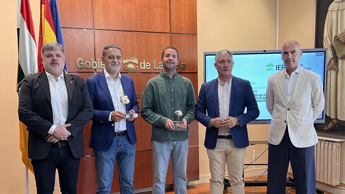 El IER premia la historia olvidada del creador de la Mutua Madrileña y el estudio de la microbiota en el viñedo riojano