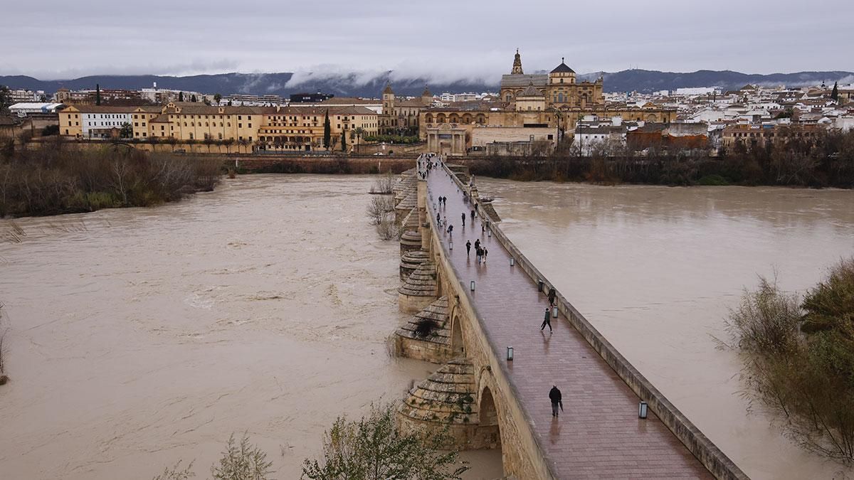 El río Guadalquivir a su paso por Córdoba, en una imagen en umbral naranja.