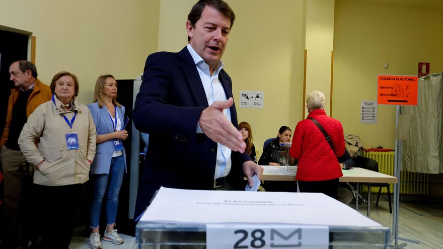 El presidente de la Junta de Castilla y León y presidente del PP autonómico, Alfonso Fernández Mañueco, introduce su voto este 28M en las elecciones locales.