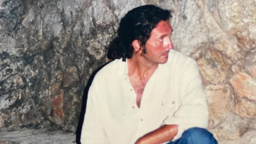 Quique Navarro, fotografiado en algún momento entre los setenta y ochenta, durante una de sus primeras visitas a Eivissa.