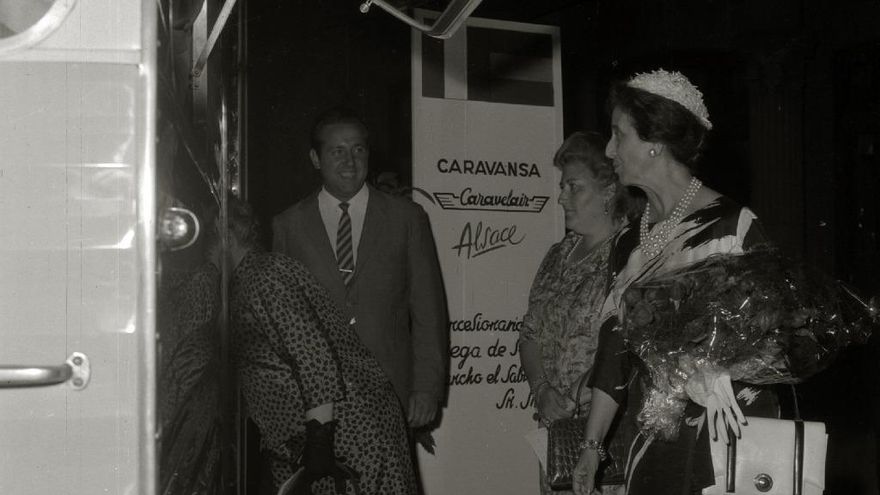 Carmen Polo, durante una edición de la década de 1960, en una exposición de caravanas