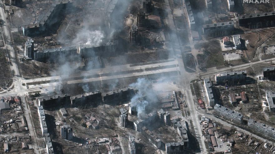 Imagen de satélite de la ciudad ucraniana de Mariupol en la que se aprecian varias columnas de humo. EFE/EPA/MAXAR TECHNOLOGIES HANDOUT