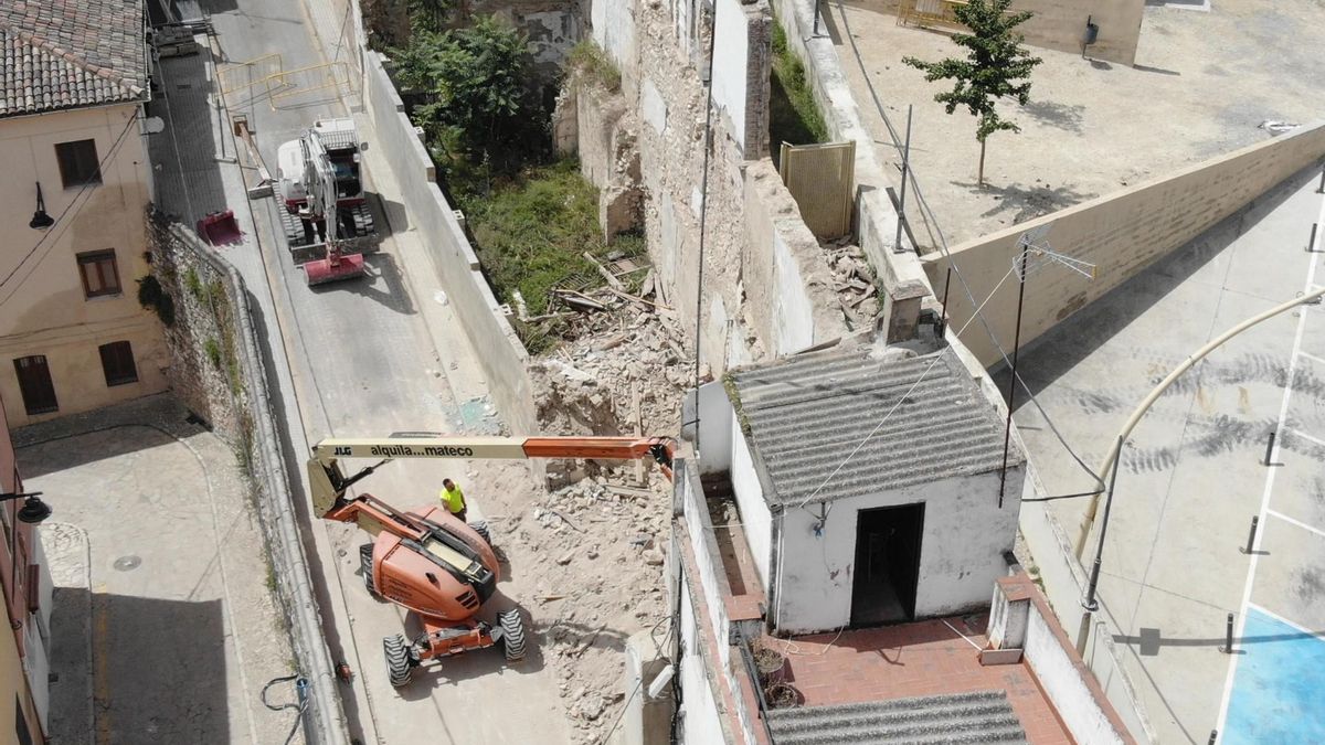 Trabajos de derribo de construcciones junto a la muralla en Ontinyent.