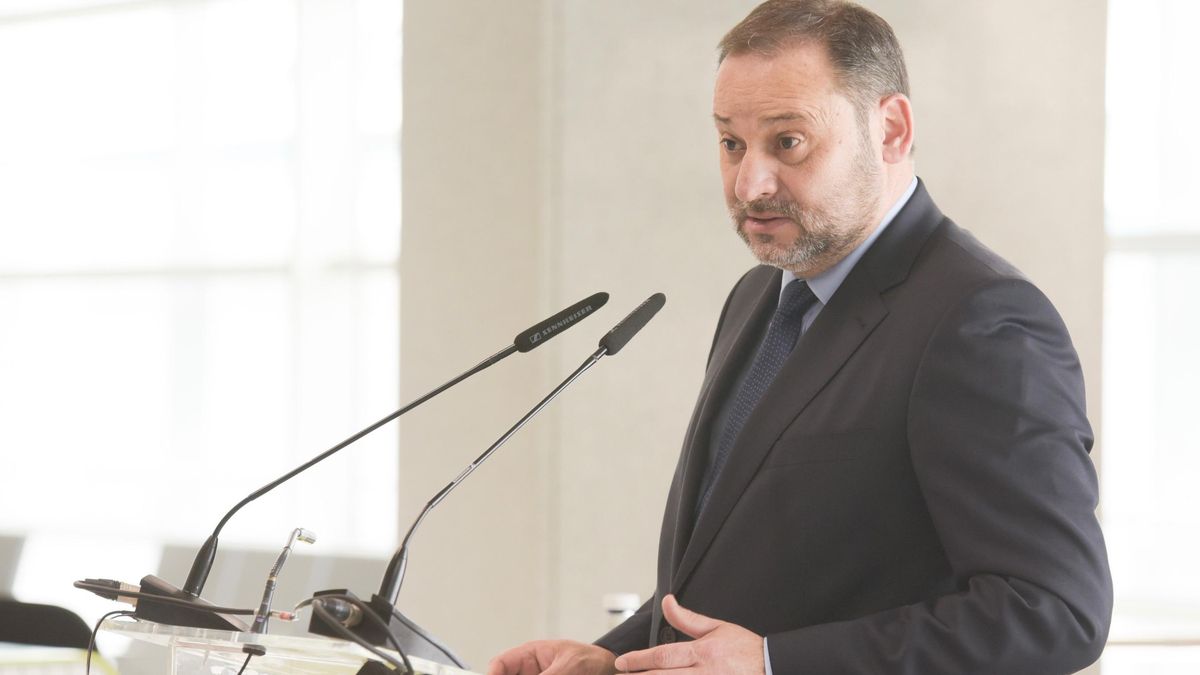 El ministro de Transportes, Movilidad y Agenda Urbana, José Luis Ábalos, interviene en una rueda de prensa con motivo de su visita a las obras de ampliación del aeropuerto Tenerife Sur, en Santa Cruz de Tenerife, Canarias, (España), a 21 de noviembre de 2