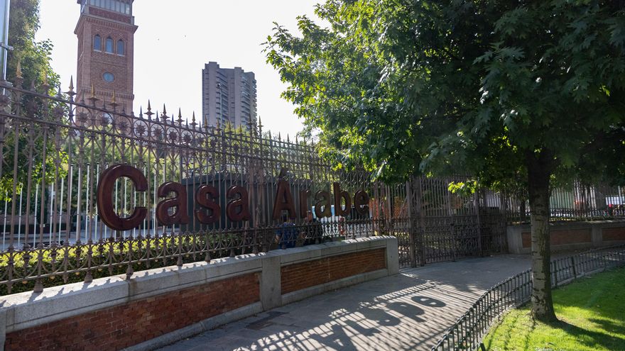 Albares abre diálogo "constructivo" y "cordial" con Almeida para intentar frenar el desalojo municipal de Casa Árabe